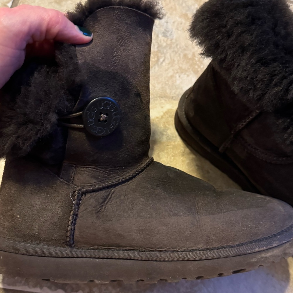 Uggs. Brown w fuzzy inside. Roll over w button. Sz 8